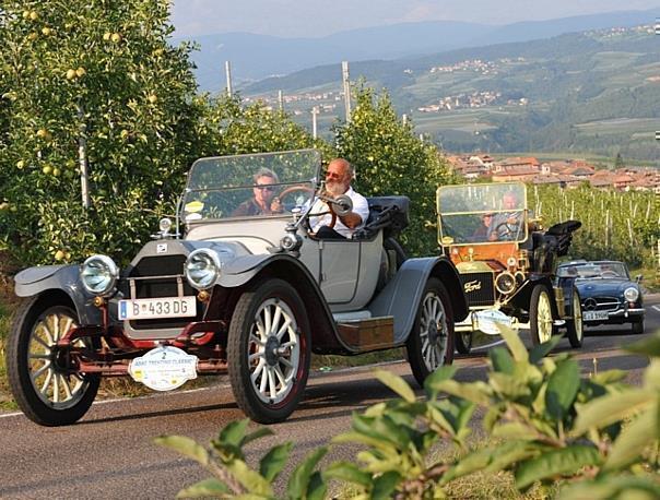 Ein Buick B 24 aus dem Jahr 1914 (vorne) und ein Ford Modell (Bj. 1911) waren die beiden ältesten Oldtimer bei der ADAC Trentino Classic. 